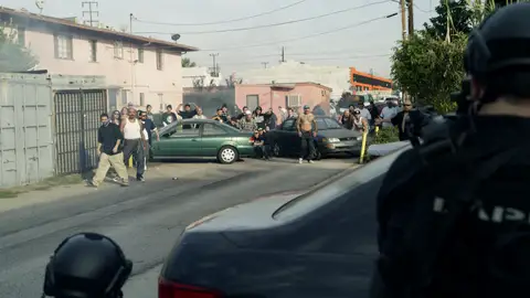 Los S.W.A.T. quedan atrapados por una muchedumbre enfurecida momento destacado