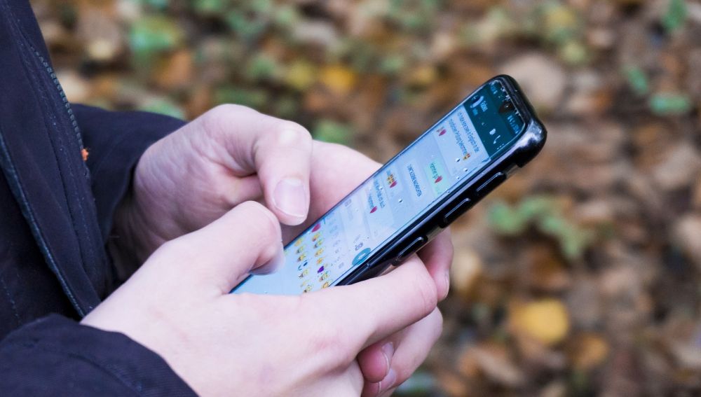 Un hombre hablando por Whatsapp