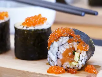 Sushi de salmón y aguacate Sushi de salmón y aguacate