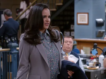 Amy Santiago llega tarde Amy Santiago llega tarde