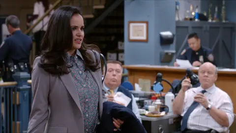 Amy Santiago llega tarde Brooklyn Nine Nine
