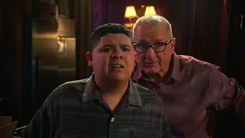 Manny pierde la toga Modern family
