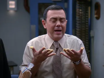 Charles se come la cesta del capitán Holt Charles se come la cesta del capitán Holt