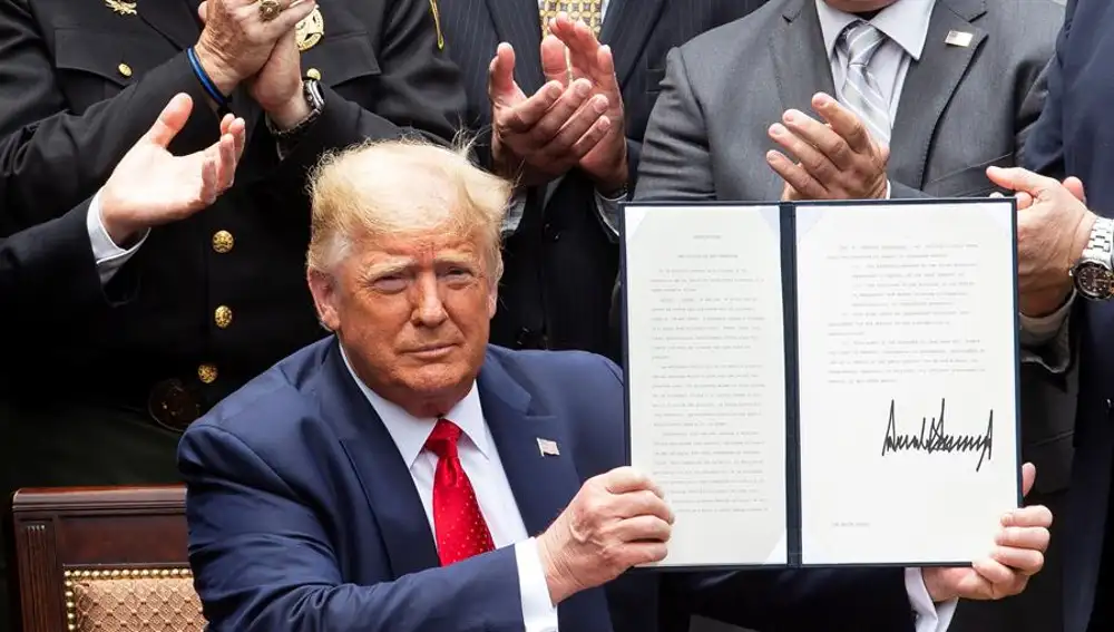 El presidente de EEUU, Donald Trump, firma un decreto en la Casa Blanca.