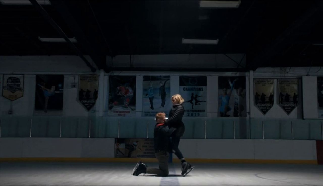 Claire y Mitch rememoran los viejos tiempos patinando