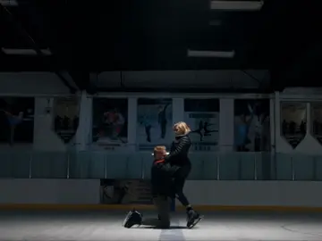 Claire y Mitch rememoran los viejos tiempos patinando Claire y Mitch rememoran los viejos tiempos patinando