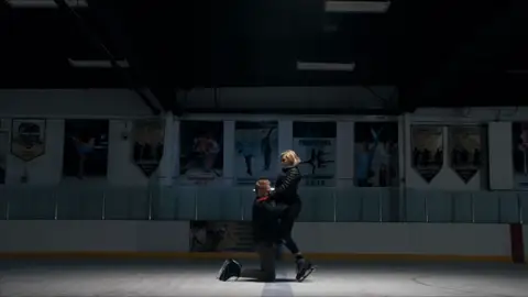 Claire y Mitch rememoran los viejos tiempos patinando Claire y Mitch rememoran los viejos tiempos patinando