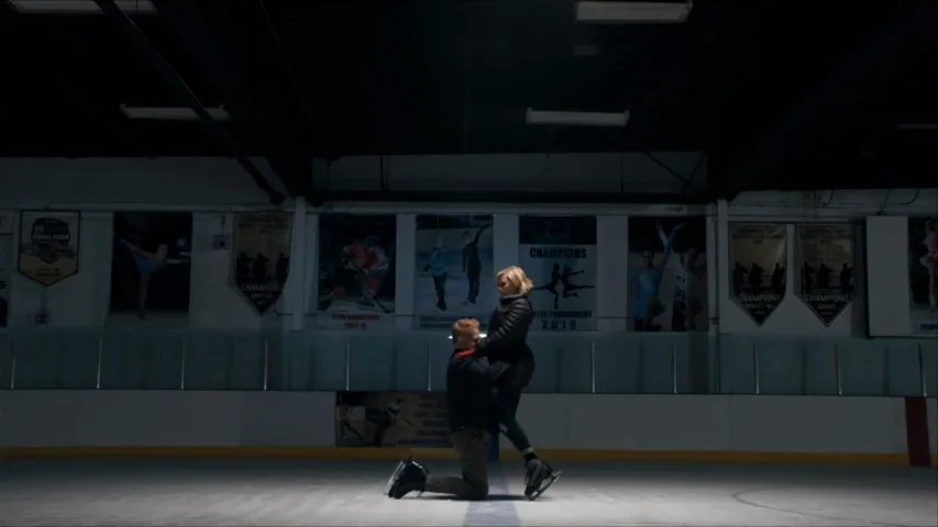 Claire y Mitch rememoran los viejos tiempos patinando Claire y Mitch rememoran los viejos tiempos patinando