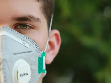 Un chico con una mascarilla Un chico con una mascarilla
