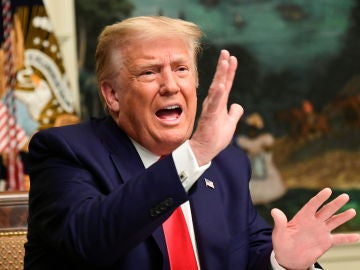Donald Trump gesticula durante una comparecencia