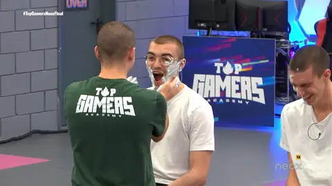 StarK celebrando su triunfo en TGA Top Gamers Academy