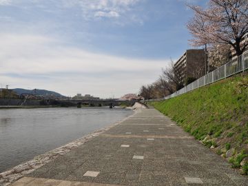 Río Kamogawa en Kioto