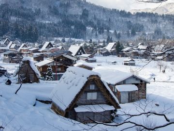 Pueblo japonés con nieve