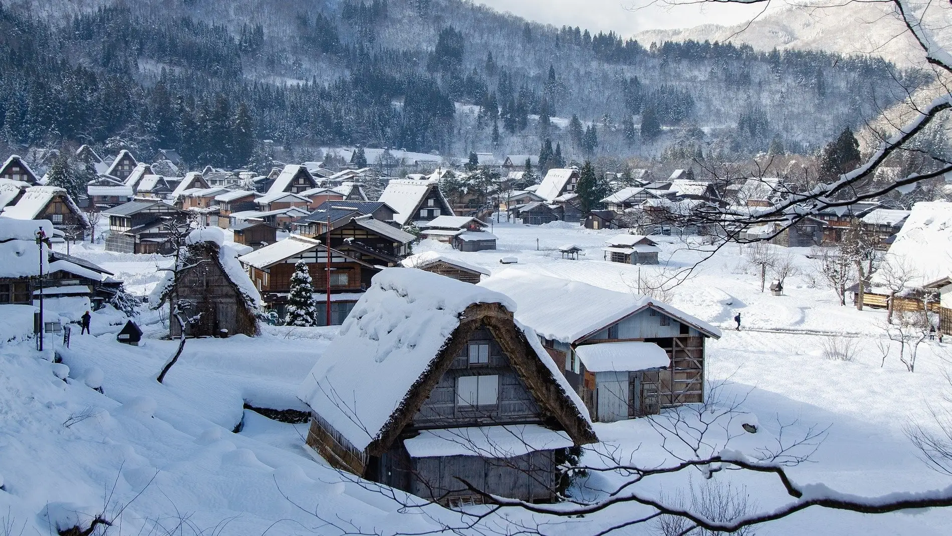 Pueblo japonés con nieve