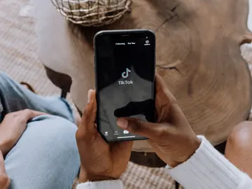 Una persona utiliza la aplicación TikTok en el móvil Una persona utiliza la aplicación TikTok en el móvil