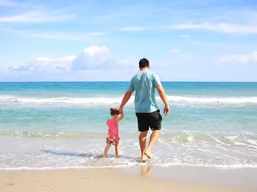 Padre e hija en la playa Padre e hija en la playa