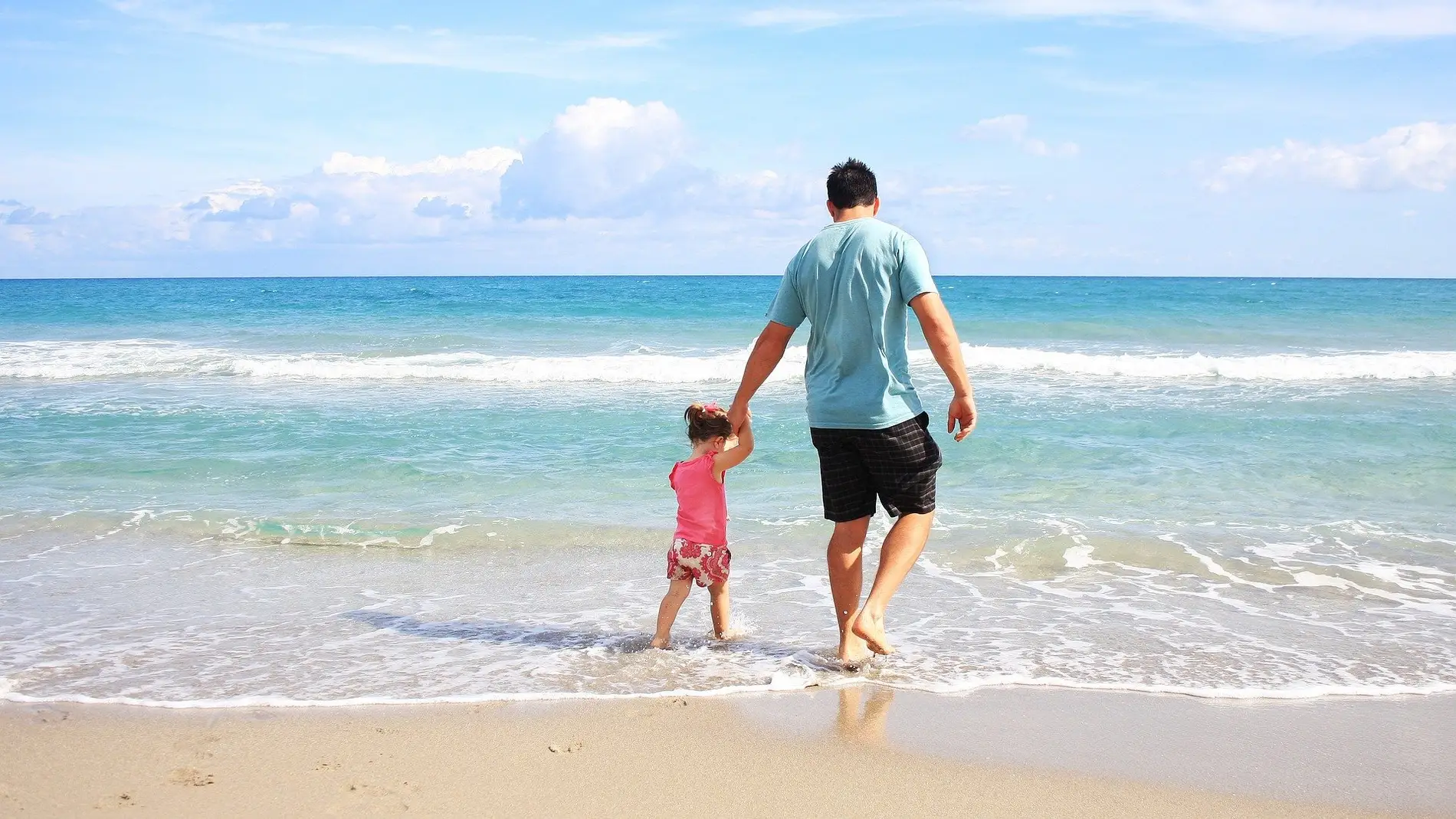 Padre e hija en la playa