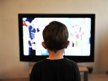 Niño viendo la televisión