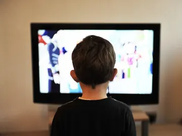 Niño viendo la televisión Niño viendo la televisión