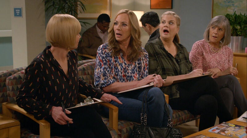 Bonnie y compañía están esperando para donar sangre cuando algo increíble sucede