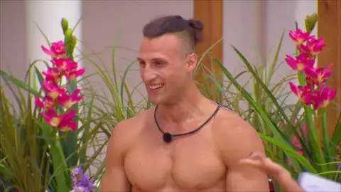 Moure, la guinda del pastel de 'Love Island': "Viene dispuesto a revolucionar el gallinero" mejores momentos