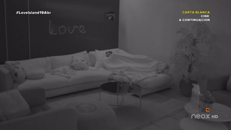 Yasmina regresa al sofá para no dormir con Jesús