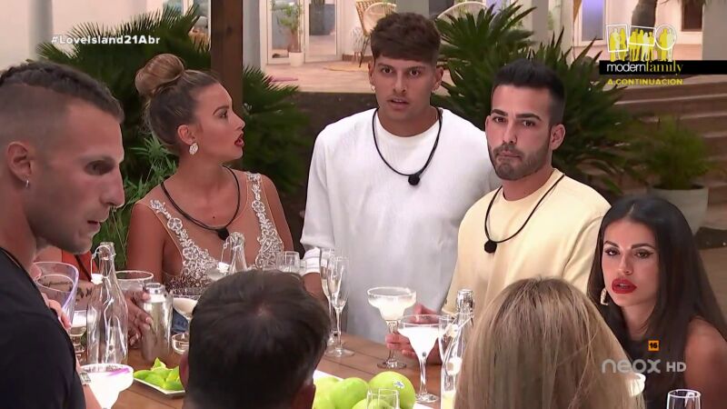 El temor brota entre los isleños con un nuevo mensaje del teléfono rojo