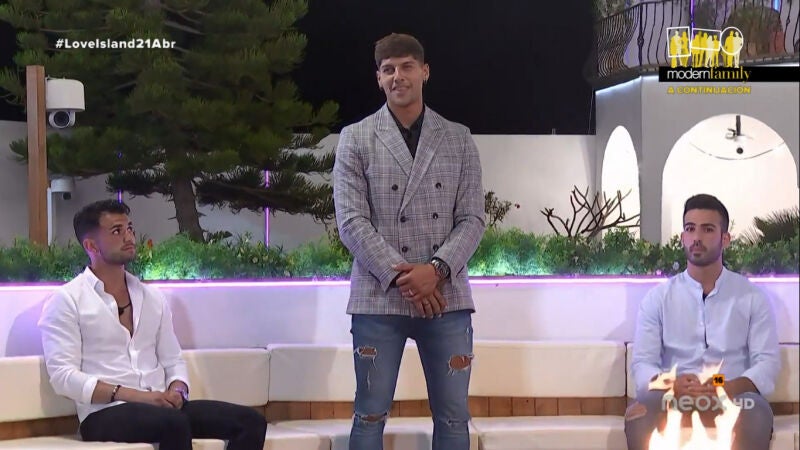 Juegos picantes, un nuevo reemparejamiento y tensión de los isleños con Curro en la villa