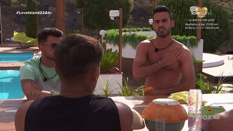 Todos le comen la cabeza a Curro con Yasmina