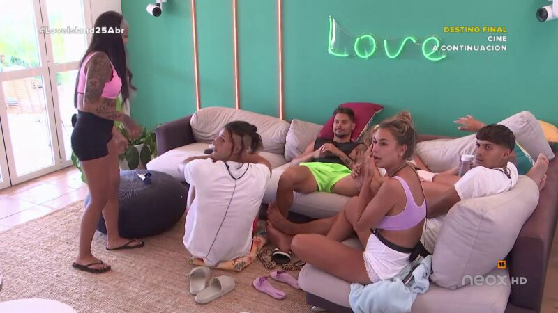 Cari, la nueva soltera que aparenta traer buena energía, confiesa qué isleño le atrae