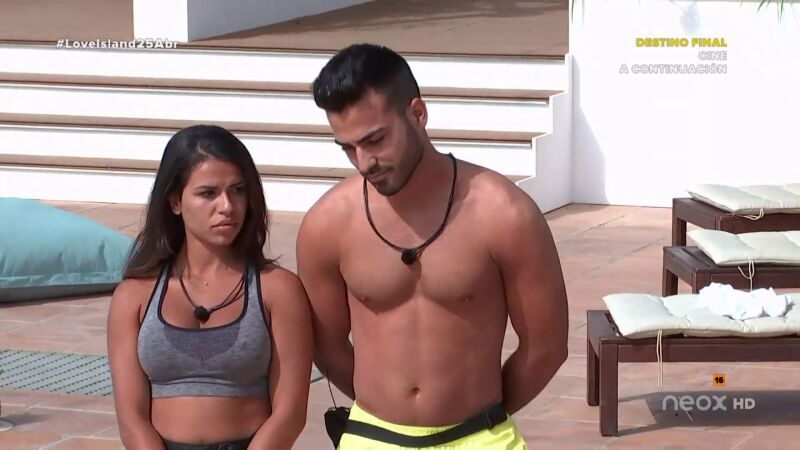 Yasmina y Curro abandonan la villa sin ningún apoyo de los isleños