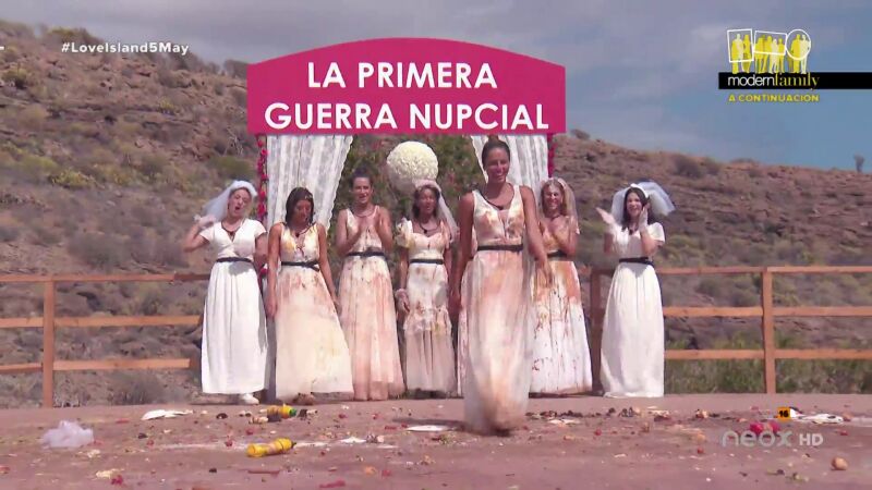 Las isleñas se visten de novia para rebozarse en el banquete