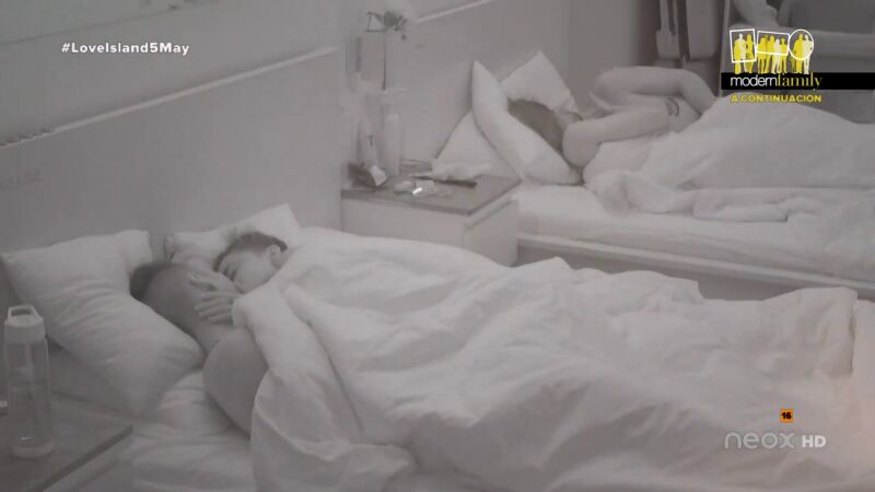 Moure sorprende a Cari con un beso de película que continúa en la cama