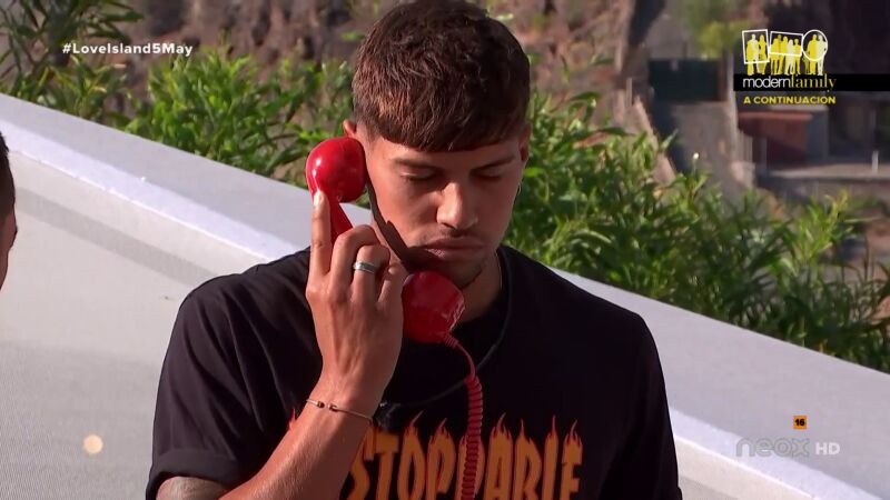 Suena el teléfono y la cara de Miguel es un poema