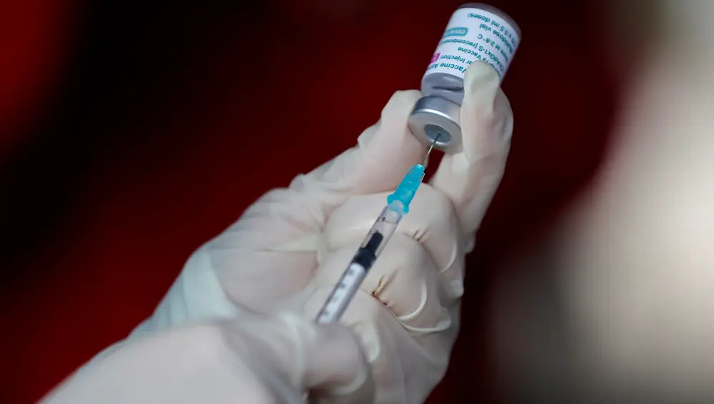 Un miembro del personal de salud sostiene una dosis de la vacuna contra la covid-19.