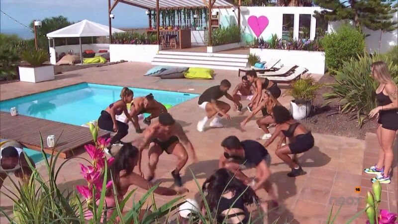 Vikika Costa visita la villa para hacer sudar a los isleños 