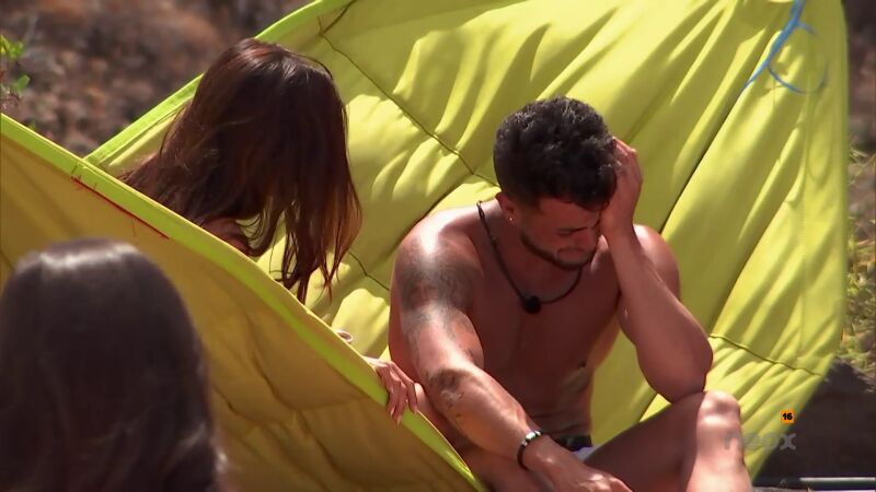 Los isleños reciben el regalo más especial de todos: una carta de sus familiares