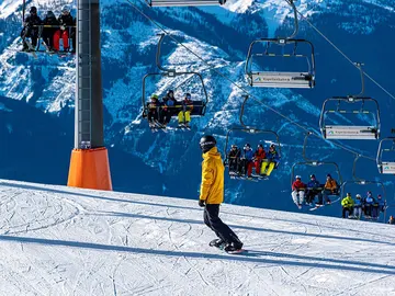 Practicar esquí en interiores es posible en este espectacular hotel de montaña Practicar esquí en interiores es posible en este espectacular hotel de montaña