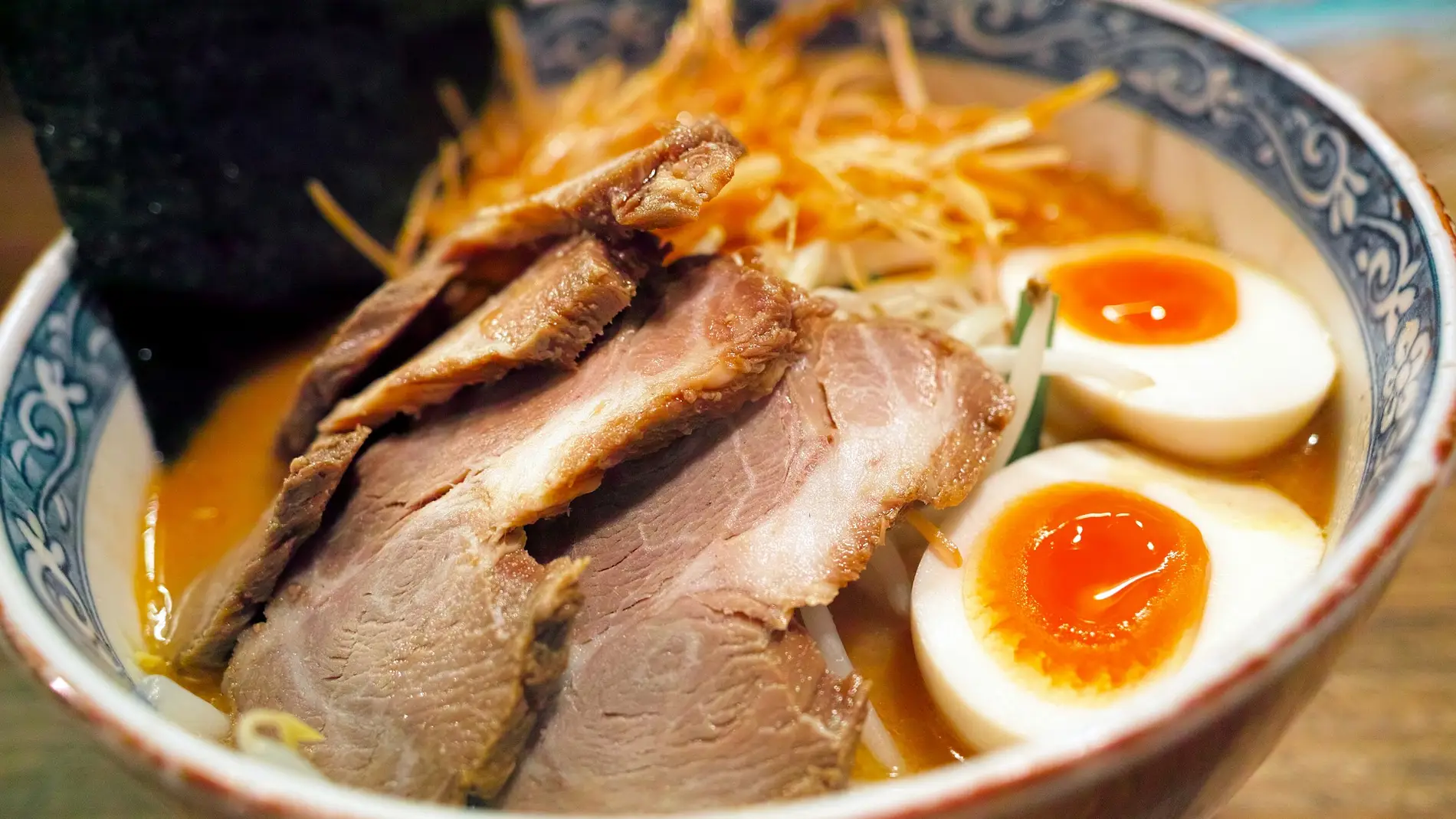 ¿Debes dar la vuelta a tu plato al acabar de comer en un restaurante japonés?