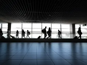 Pasajeros en un aeropuerto Pasajeros en un aeropuerto