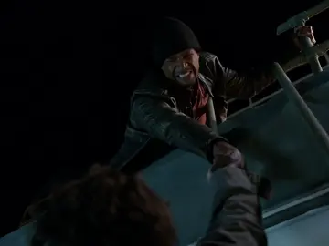 Riggs y Murtaugh caen desde un edificio dispuestos a morir Riggs y Murtaugh caen desde un edificio dispuestos a morir