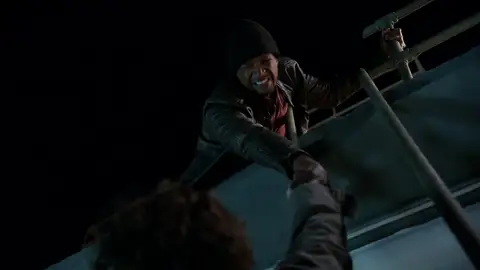 Riggs y Murtaugh caen desde un edificio dispuestos a morir Riggs y Murtaugh caen desde un edificio dispuestos a morir