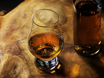 Vaso y botella de whisky Vaso y botella de whisky