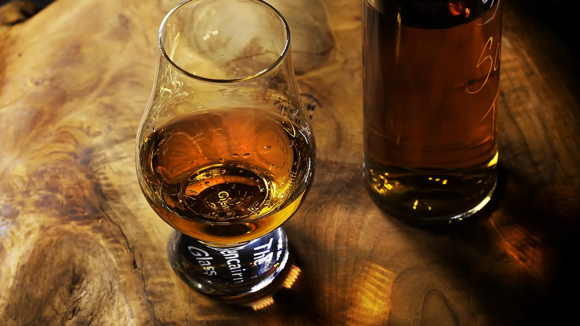 Vaso y botella de whisky