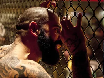 ¿Quién dice que una partida de cartas no puede terminar en pelea? Crean una jaula para los jugadores más intensos ¿Quién dice que una partida de cartas no puede terminar en pelea? Crean una jaula para los jugadores más intensos