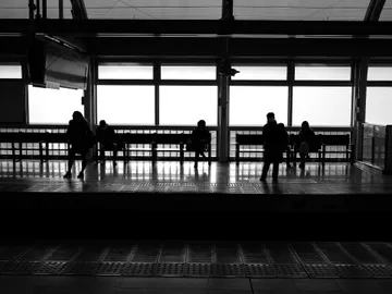 El trágico significado de las misteriosas marcas blancas en el suelo de la estación de Tokio El trágico significado de las misteriosas marcas blancas en el suelo de la estación de Tokio