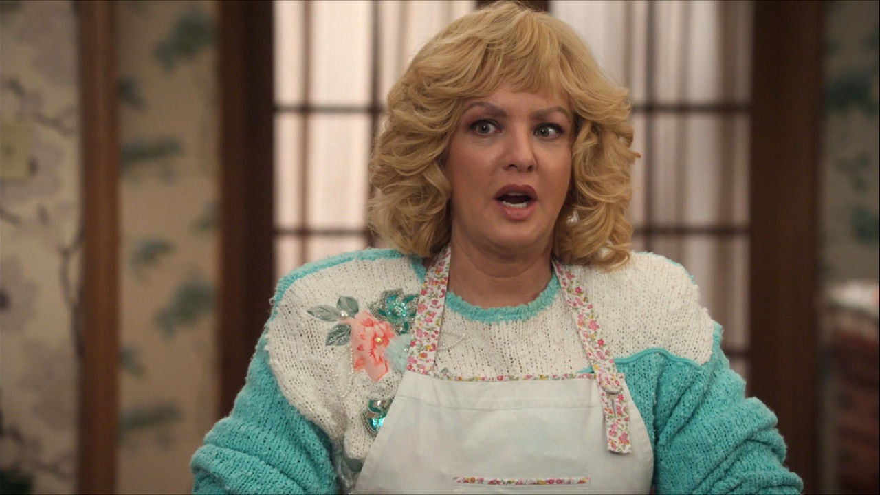 Beverly descubre que su hija Erica ha roto con Geoff