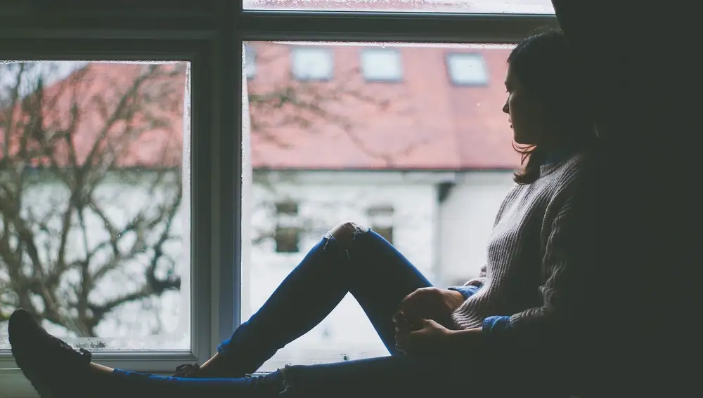 Chica mirando por la ventana