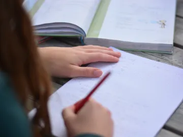 ¿Quién decía que los deberes de verano eran aburridos? Crean consolas de cartón totalmente funcionales ¿Quién decía que los deberes de verano eran aburridos? Crean consolas de cartón totalmente funcionales