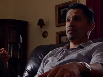 Desarmados y esposados: la misión de Magnum se complica Desarmados y esposados: la misión de Magnum se complica